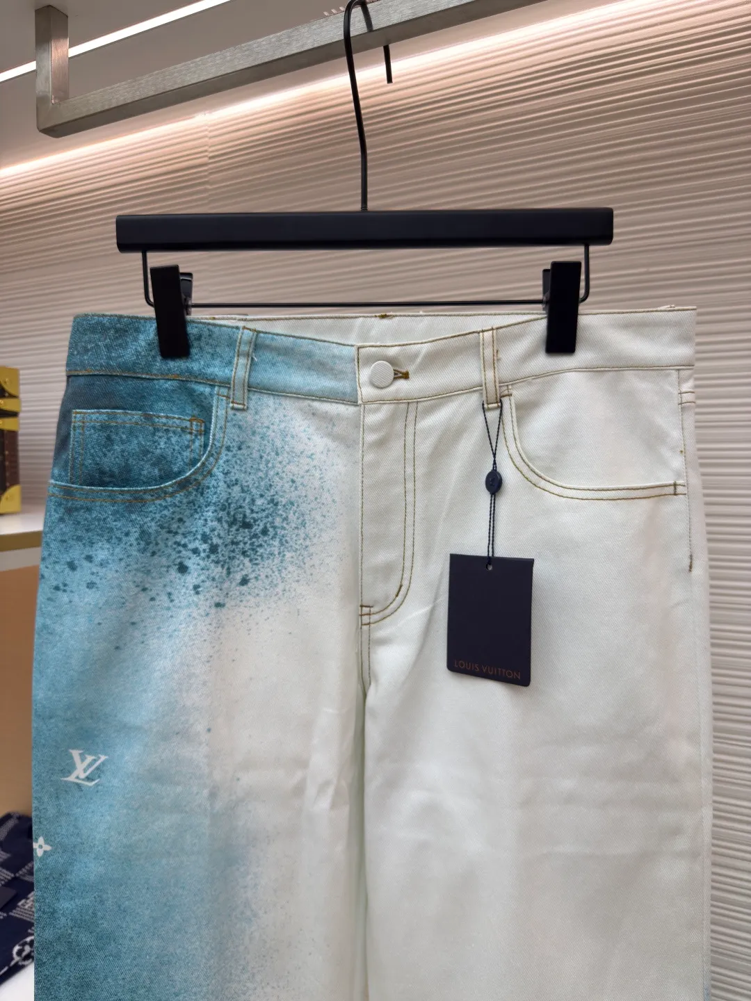 LOUIS VUITTON ink painting trousers ●Authentic product: Purchased and developed for 9800 ●Item number: 1680412-B30 ●Fabric: denim fabric ●Technology: made of semi-bleached cloth ●Version: fitted version ●Weight: about 640 grams ●Size: 30-31-32-33 ●Description: The fabric is made of 7s*7s cotton twill gauze fabric, with a semi-bleached fabric base. Y version was purchased, the flower position was scanned and the printing draft was refined with PS, the fabric was covered with cutting pieces to position the flowers, and a red edge was added to the outer circle of the cutting pieces. The finished printed fabric was precisely cut by laser burning, and the active digital direct-injection printing was printed with a white background ink painting gradient hollow letter effect. The overall wiring is straight and delicate, the fabric is comfortable and soft, and the color is consistent without color difference. It can be matched with the same style to create a fashionable look and control various occasions. Customized accessories, complete with three standards, same style for men and women!